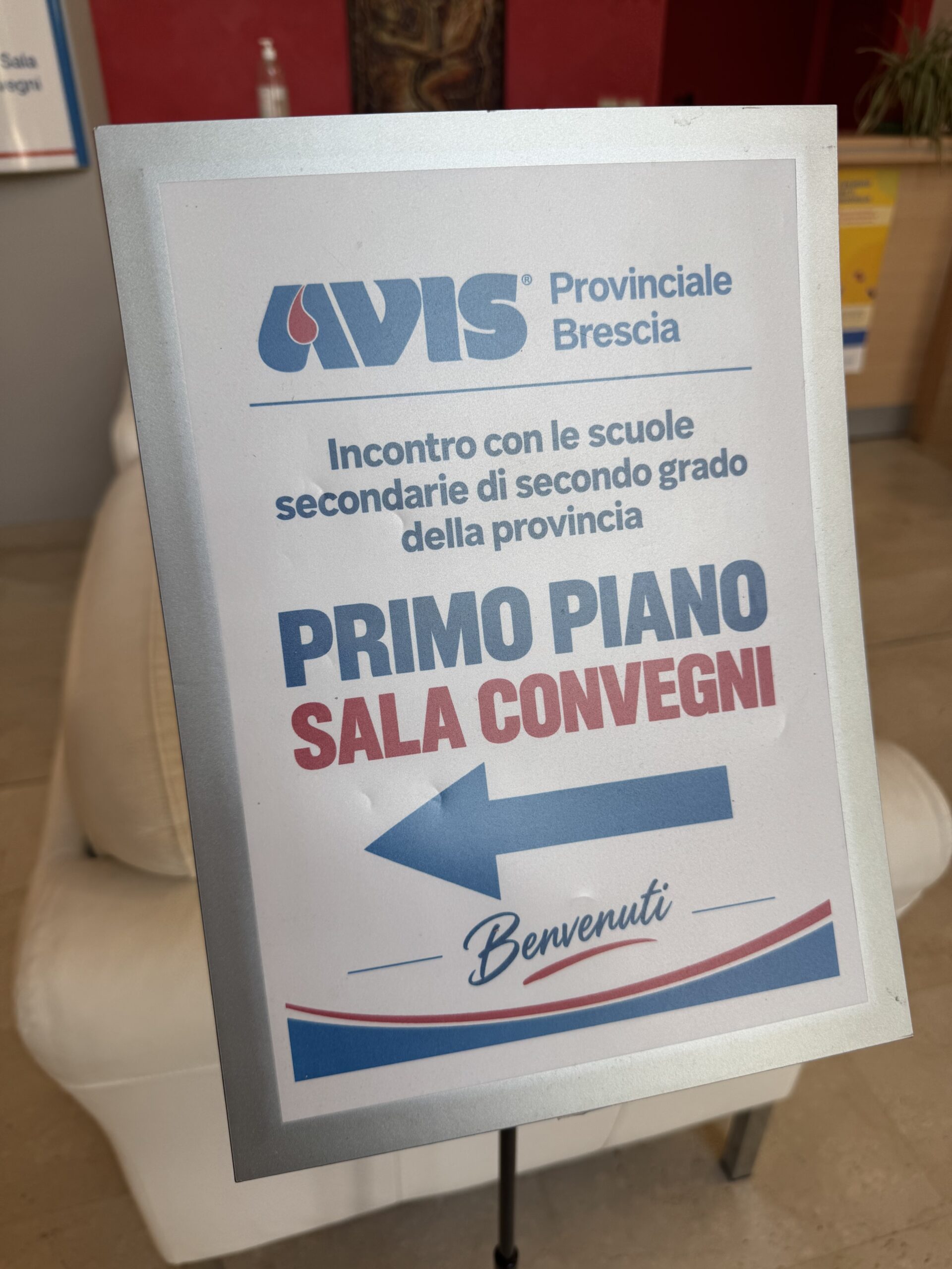 Cartello che accoglieva i partecipanti al "Incontro con le scuole secondarie di secondo grado": indicazione di "PRIMO PIANO: SALA CONVEGNI"